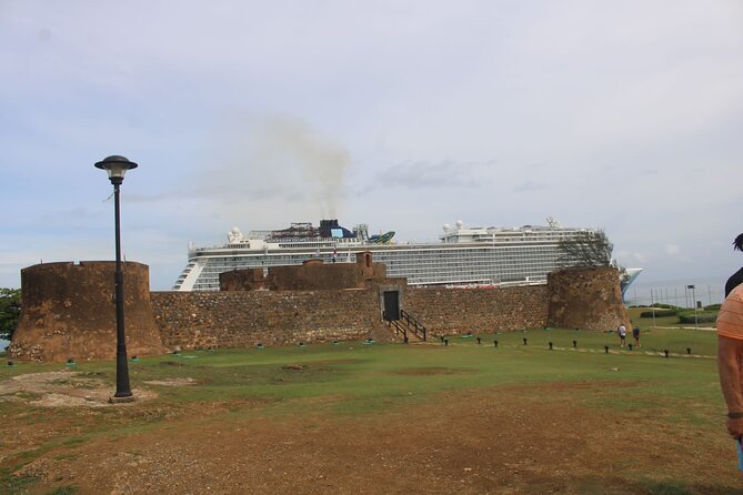 City tours Puerto Plata - Calle de las Sombrillas: gifts, hot chocolate, and photo breaks