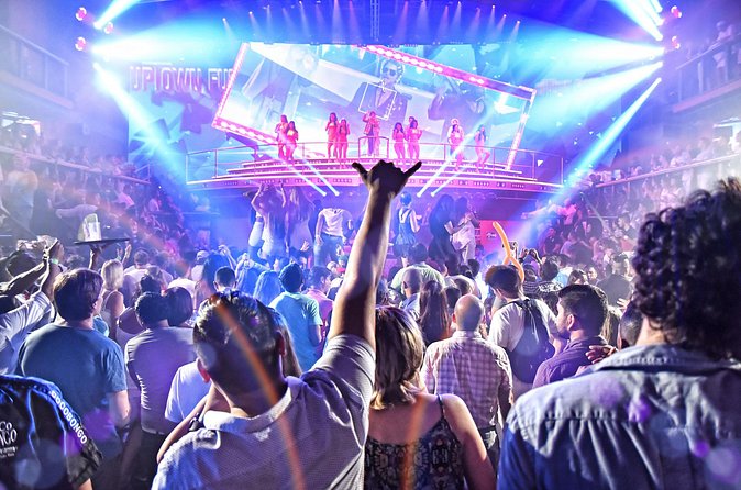 Coco Bongo Show and Disco - The show itself: movie scenes, acrobats, and the energy of a disco crowd