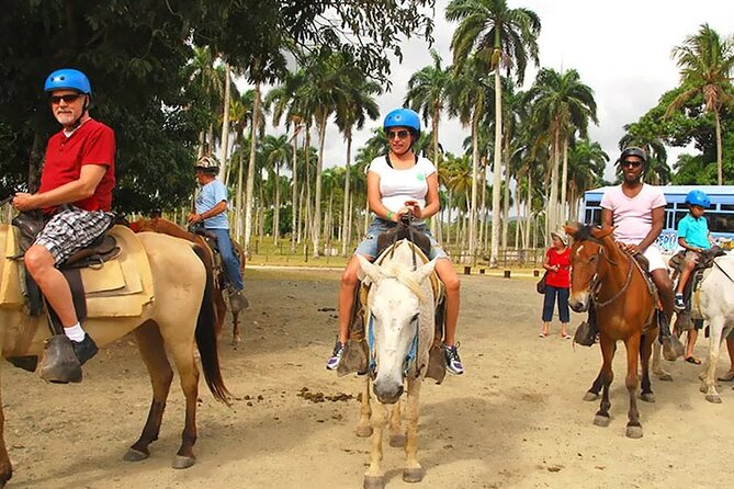 Cultural Safari by Truck RD: Live the Adventure - Lunch in the field at Salto de Anamuya: Where the day’s best comfort happens