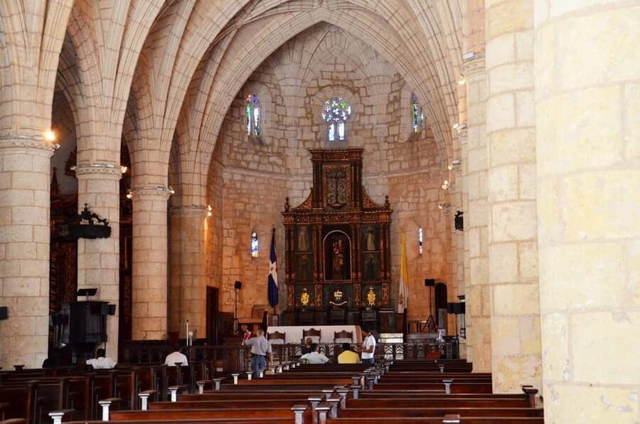 Discover Santo Domingo: Colonial History, Monuments & Lunch - Holy Cathedral Primada and the National Pantheon: Big Meaning, Steady Pace