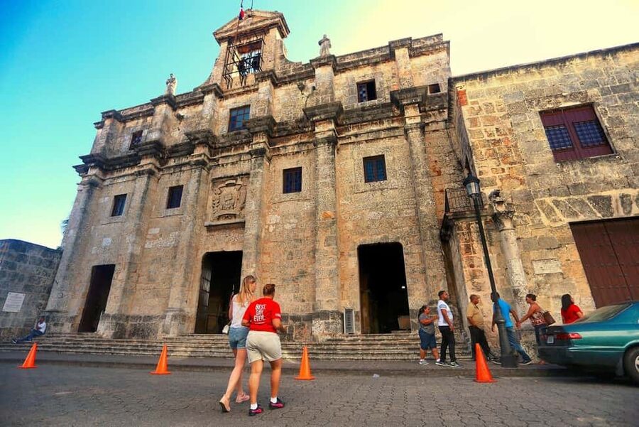 Discover Santo Domingo: Colonial History, Monuments & Lunch - Entering the Colonial Zone: Diego Colón’s Palace to Calle Las Damas