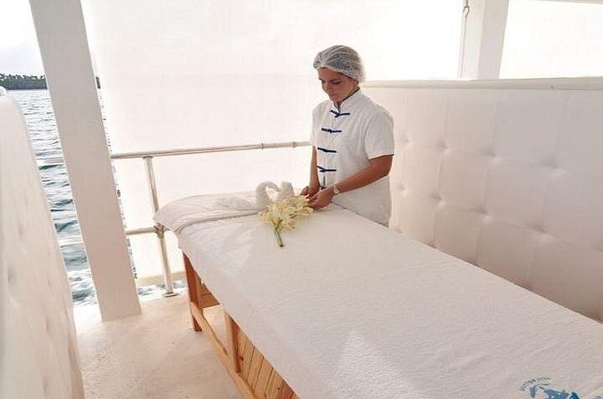 Dr. Fish Ocean Spa including Lunch - Lunch back at port: wine, fruit, and a real sit-down break