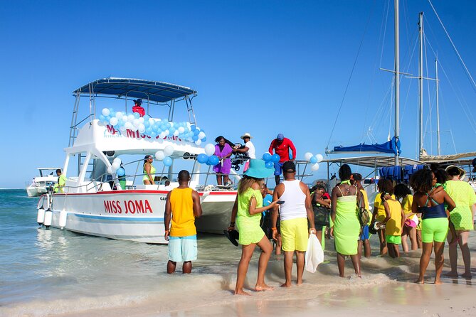 Experience for families and friends by private boat with pick-up - Getting there: round-trip pickup that saves your morning