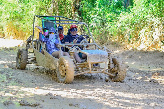 Grupo Pequeño en Buggy’s o ATV por el lodo en Punta Cana - The traditional house stop: cocoa, coffee, tobacco, and Mamajuana