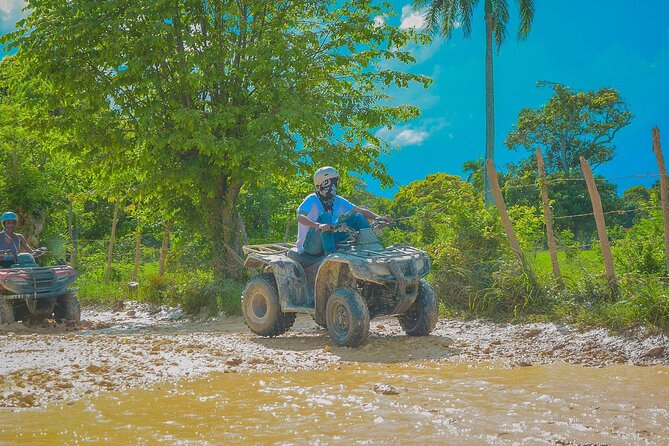 Grupo Pequeño en Buggy’s o ATV por el lodo en Punta Cana - First stop: Macao Beach chairs and a swim break