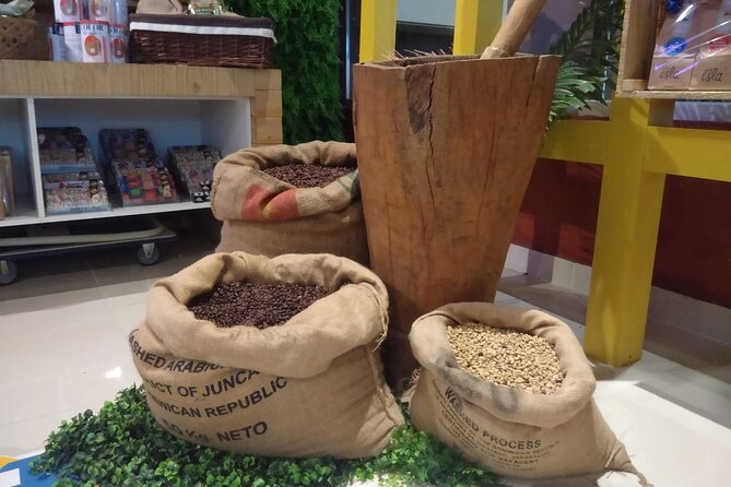 Guided Shopping Tour - Rum tasting, chocolate factory, Cigar factory - The rum, coffee, and chocolate circuit: tasting like a local