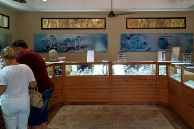 Guided Tour to Don Lucas Cigars Factory and Souvenirs Store - Small-Group Size and the Pickup Benefit: The Comfort Factor