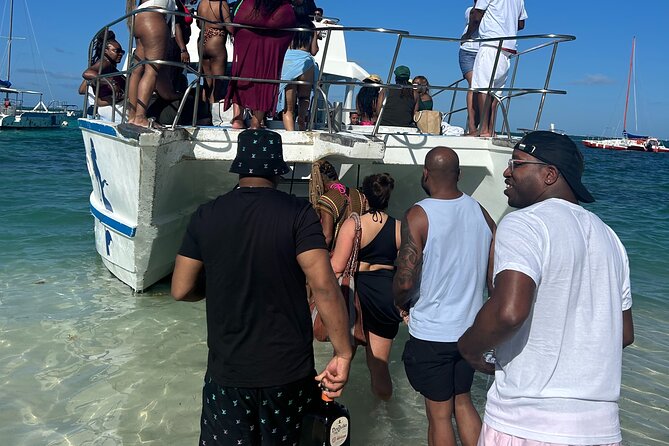 Hip-Hop Party Boat with Dj Live Adults Only and Unlimited Drinks - Drinks and Snacks: Unlimited Party, But No Full Meal