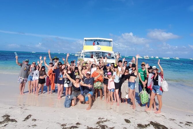 Hip Hop solo para adultos PartyBoat con Bebidas ilimitadas y Bar - Why This Adult Hip Hop Party Boat Makes Sense in Punta Cana