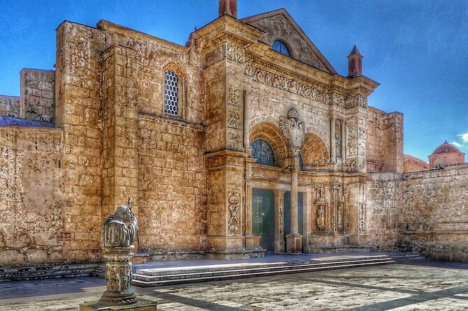 Iconic Highlights and historical Tour in Santo Domingo - Alcázar de Colón: when architecture does the talking