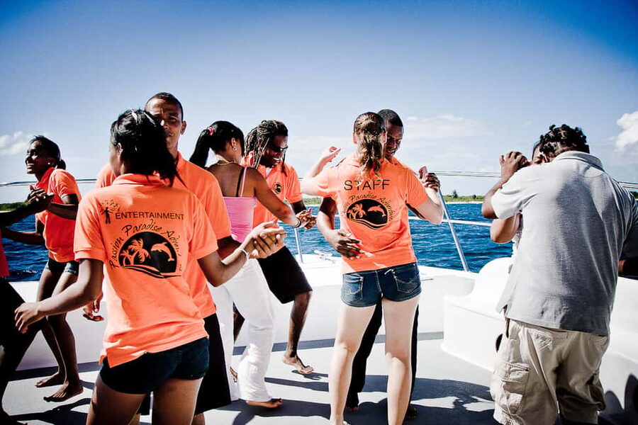 La Romana: Scuba Diving in Catalina Island - The return run: light refreshments, dancing, and how the day ends