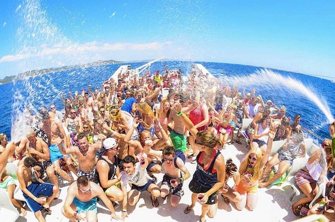 Party Boat Tour in Punta Cana - Boat Comfort Reality: When Crowds Become the Main Character