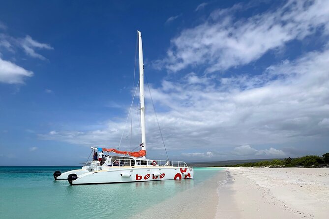 Private Catamaran Cruise to Bahia de las Aguilas - Bahía de las Águilas, but with your own rules on the water