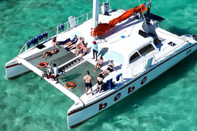 Private Catamaran Cruise to Bahia de las Aguilas - Your 3-hour private catamaran flow: coral snorkel, beach party, quiet sail back
