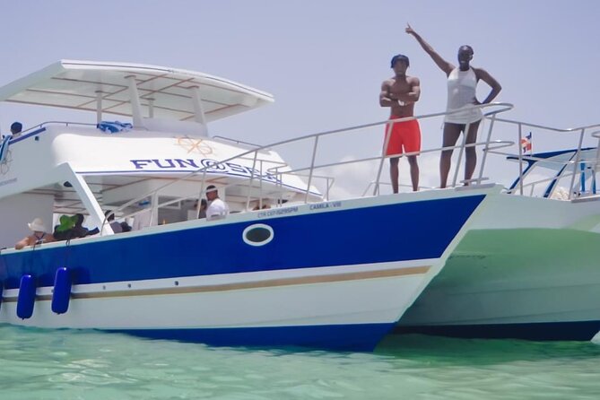 Private Luxury Charter Punta Cana Bavaro - Stop 4: the Bavaro natural pool stop with floating bar fun (1 hour 5 minutes)