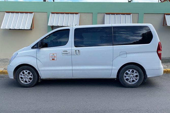 Prívate puerto Plata airport transportation from pop airport - Inside the ride: air-conditioning, bottled water, and clean comfort