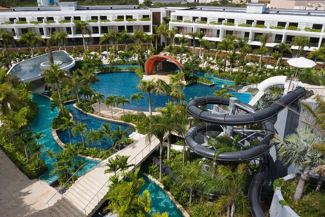 Private Transfer from Punta Cana Airport to Dreams Onyx - Meet and Greet With a Name Sign: What the First Minutes Feel Like