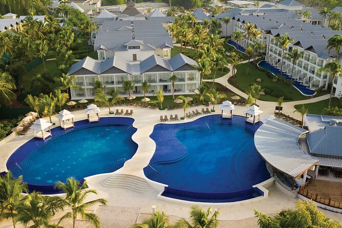 Private Transfer Punta Cana Airport to/from Dreams La Romana - Entering the airport scene with a real pickup plan