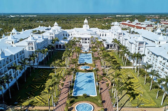 Private Transfer Punta Cana Airport to from Riu Palace Punta Cana - Comfort and trust factors: air-conditioned pickup plus real meet-and-greet