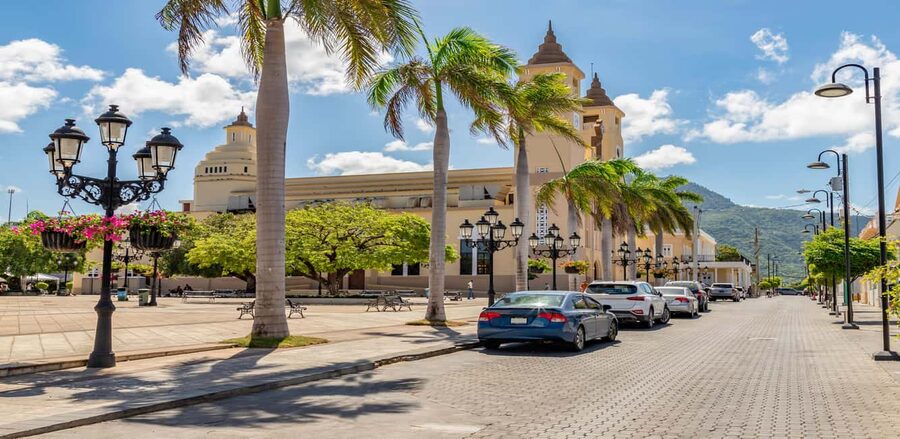 Puerto Plata: City tour through the historic old town - Umbrella Street and Paseo de Doña Blanca: fast photo payoff