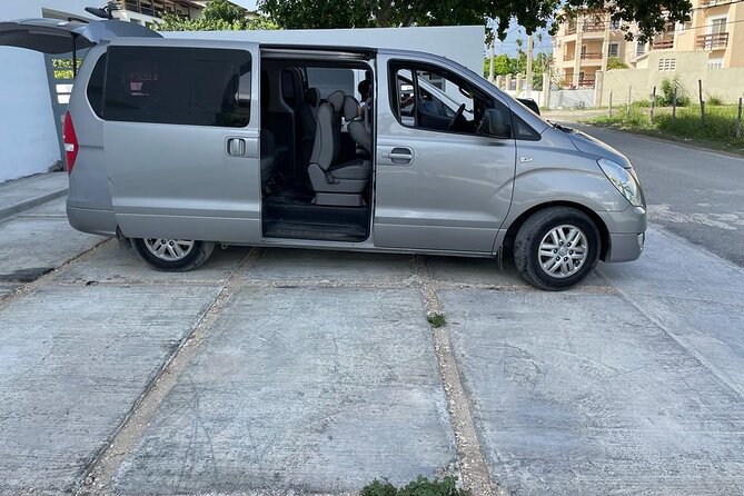 Punta Cana Airport Shuttle to Bávaro and Punta Cana Hotels - Comfort and cleanliness: A/C, Wi‑Fi, and the practical extras