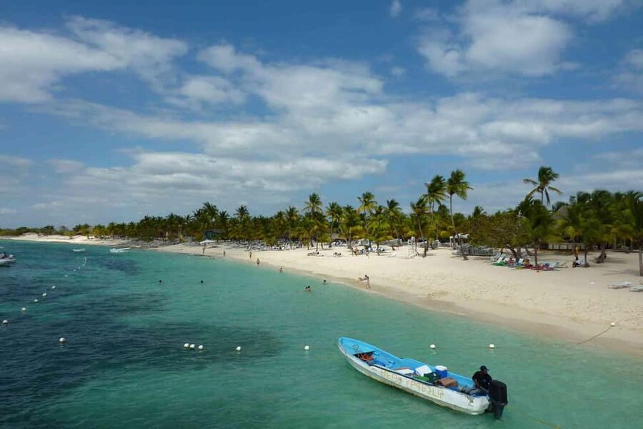 Punta Cana: Catalina Snorkeling & Altos de Chavón Day Trip - Lunch, Drinks, and How the Day Likely Feels on Your Feet
