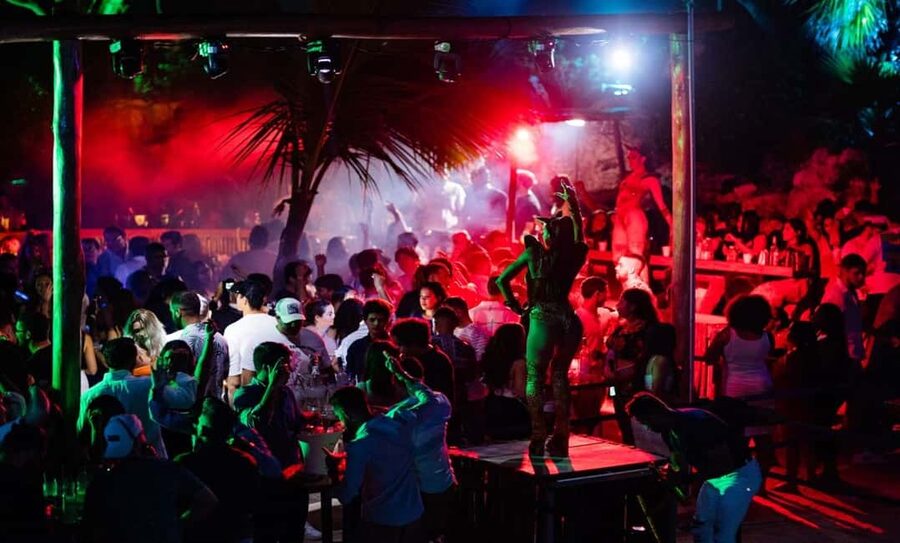 Punta Cana: Maroca Club Open Bar (Entry, Drinks & Transfers) - The Show and DJ Schedule: How the Evening Unfolds