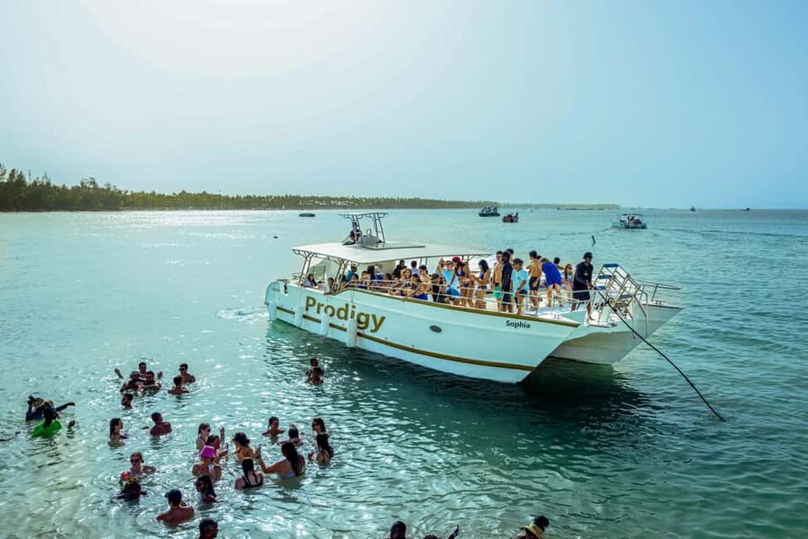 Punta Cana Party Boat (Adults only) - Drinks and snacks: included options and the limits you should plan for