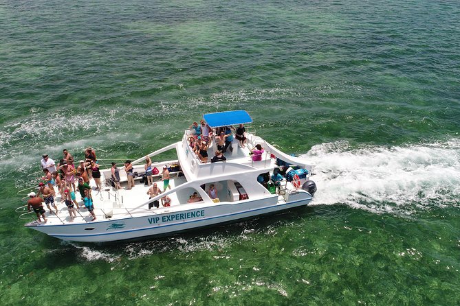 Sabina del Mar Party Boat VIP - Boarding the Sabina del Mar VIP party boat: what the atmosphere feels like