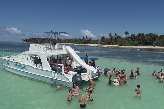 Sabina del Mar Party Boat VIP - Sandbar time: the party shifts from water activities to dancing