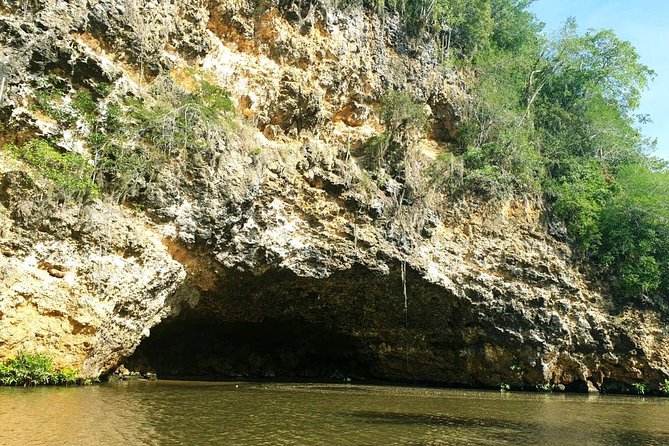 Safari discovery to Boca De Yuma – Nature, Discovery And History Of A Population - More than coffee: the cigar factory stop you’ll want to see