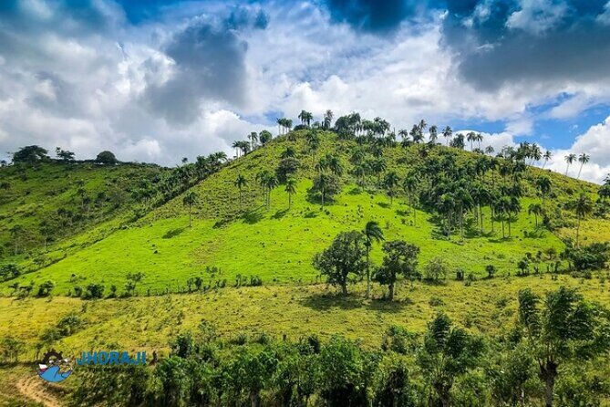 Safari tour with Jhoraji : mountain rivers and local market - Typical Dominican house: coffee, cocoa, and Mama Juana processing