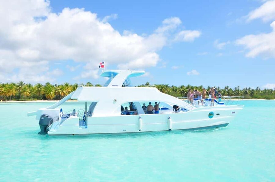Samana: Half Day Whale Watching Humpback Whale Watching - Samaná Bay at 9:00 am: how the catamaran day starts