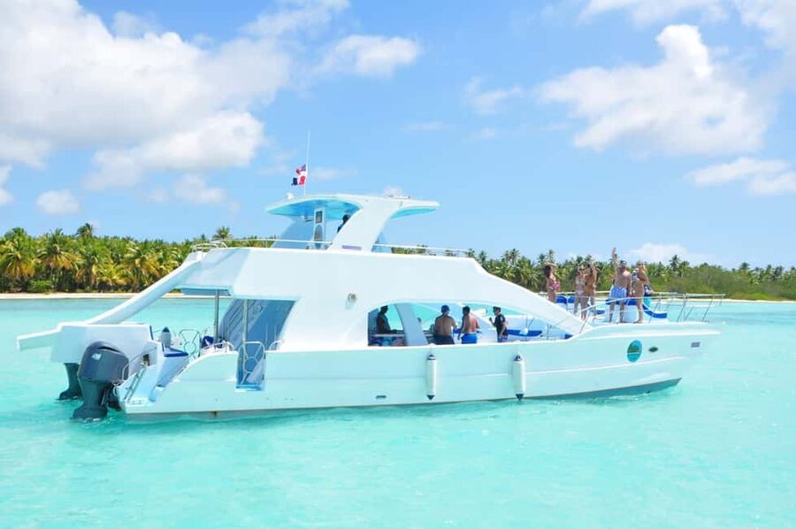Samana: Whale Watching and Cayo Levantado Full Day Tour - Cayo Levantado (Bacardi Island): beach time and the crowd factor