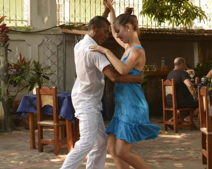 Santo Domingo: Bachata or Salsa Dance Classes - Where you’ll start: Parque Iberoamérica and the cafe meet point