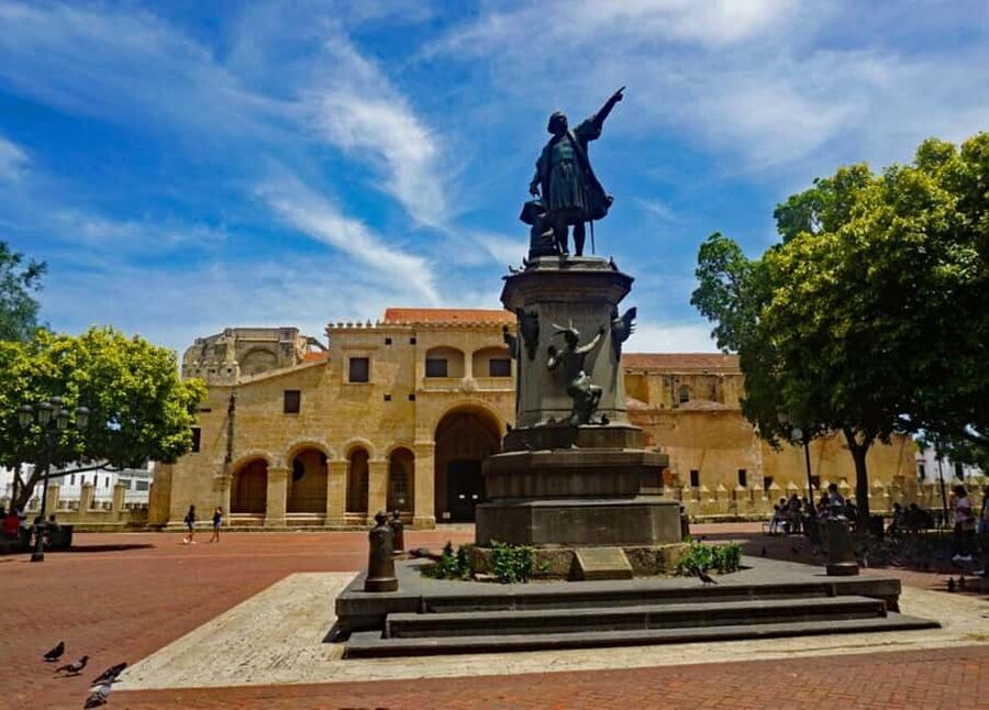 Santo Domingo: Colonial Zone Walking Tour with Tastings - Alcázar de Colón and the Royal House area: why you get both
