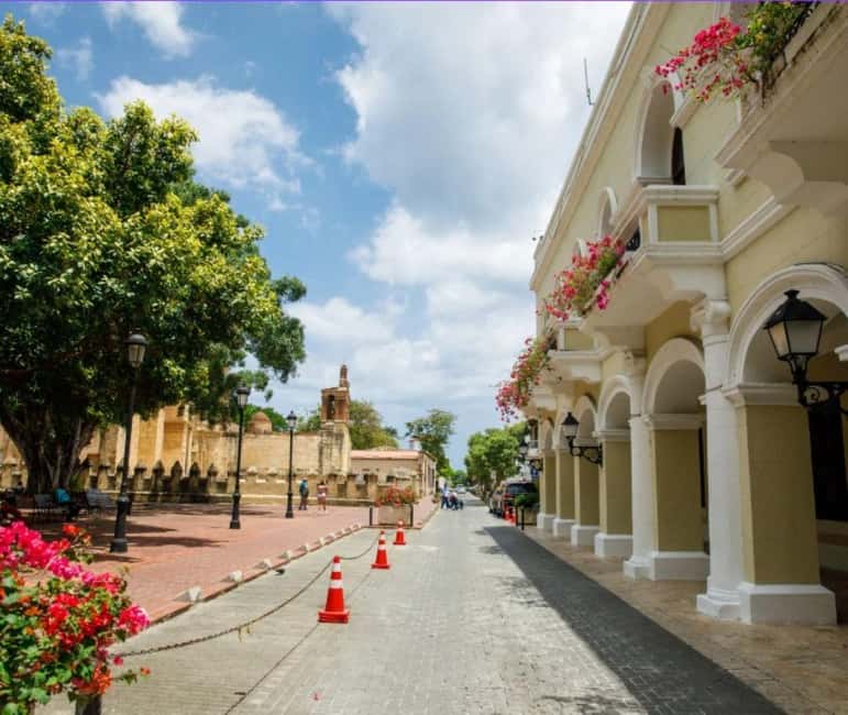 Santo Domingo: Small Group Tour with Cable Car from Bayahibe - Small group pacing and the trilingual guide experience