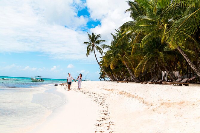 Saona Island Catamaran Adventure with Free Food and Transportation - Piscina Naturalmente: The 45-Minute Natural Pool Stop
