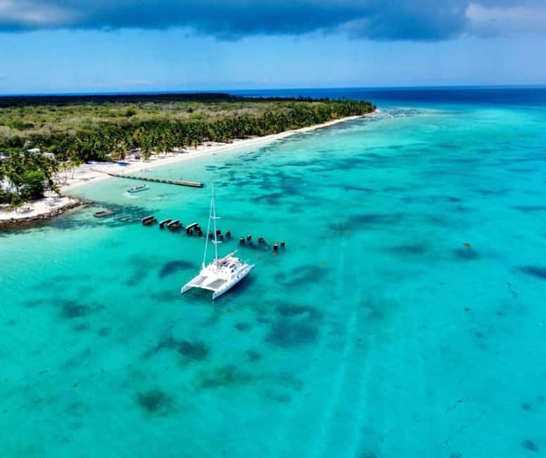 Saona island - Small group tour - Luxury catamaran - Saona Island beach time: arrive early, then relax on loungers