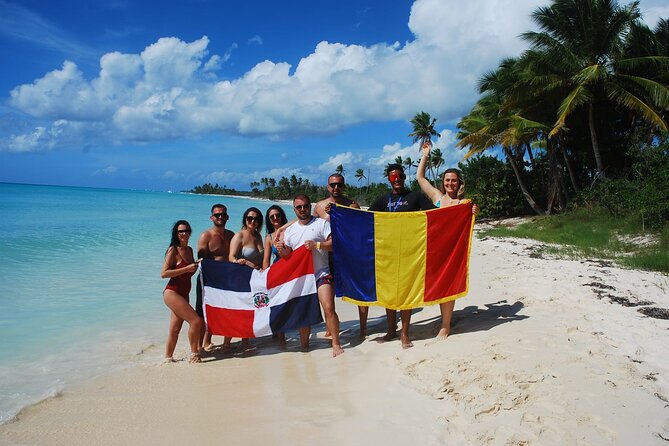Saona Relax Tour - The crowd and commercial reality check on Saona