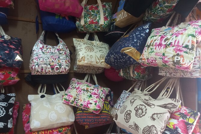 Shopping or souvenirs in Plaza Bávaro - Timing and the 5:00 p.m. Shop Window