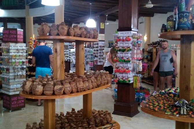 Shopping Tour In Don Lucas Cigar Factory, Rum tasting, Cocoa factory, Souvenirs - Souvenir Browsing in a Walkable Zone: How to Shop Smart Without Losing Time