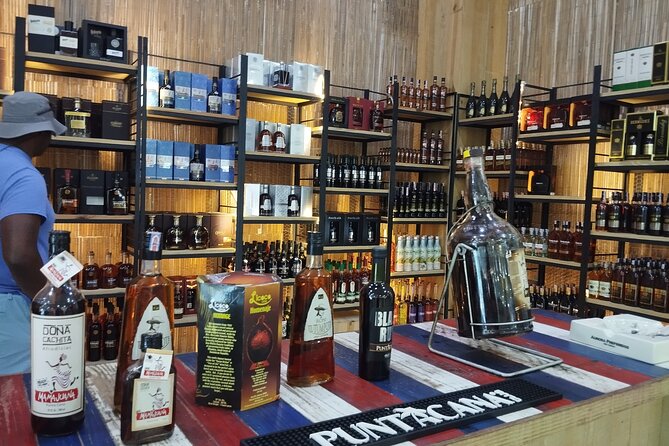 World Mart Souvenirs Store - Guided Tour - What you’ll see: jewelry, textiles, woodwork, ceramics