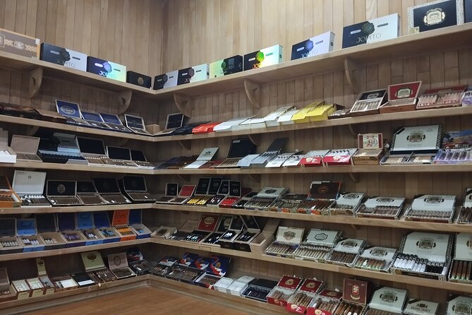 World Mart Souvenirs Store - Guided Tour - Weather and clothing: the one practical warning