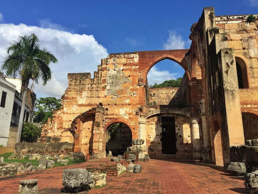 Zona Colonial: Recorrido Histórico con Chocolate y Mamajuana - From the Chapel of Our Lady of Remedies into “Spanish stone” mode