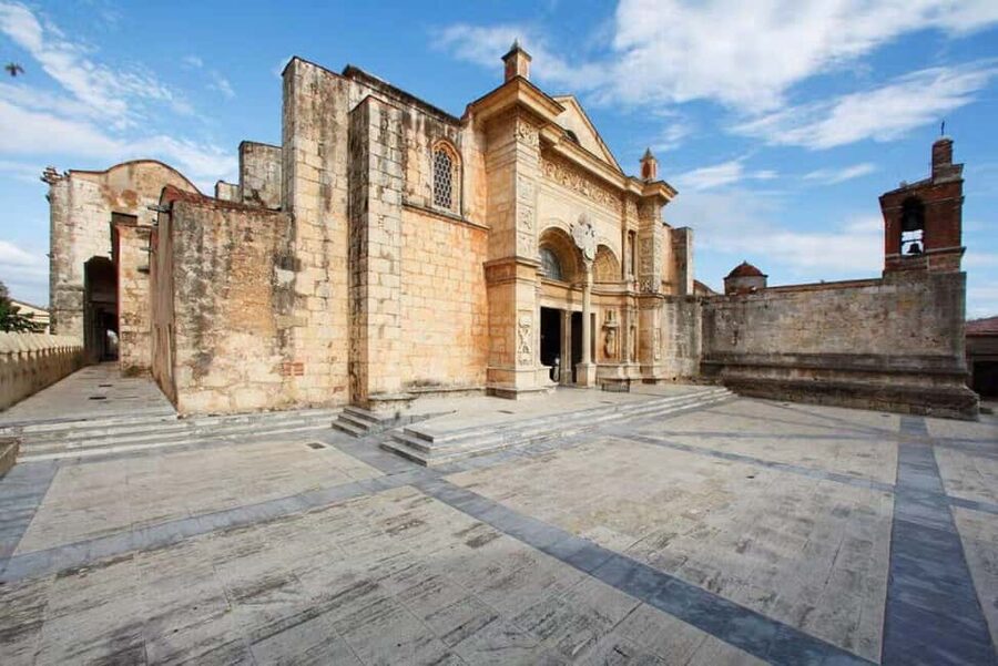 Zona Colonial: Recorrido Histórico con Chocolate y Mamajuana - Alcázar de Colón: why governors’ homes still feel “big”