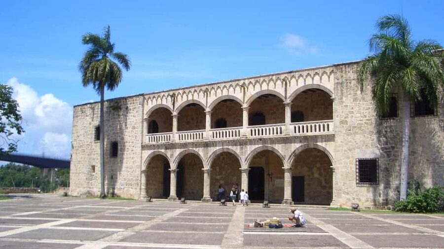 Zona Colonial: Recorrido Histórico con Chocolate y Mamajuana - Meeting at the Sundial: get your bearings fast